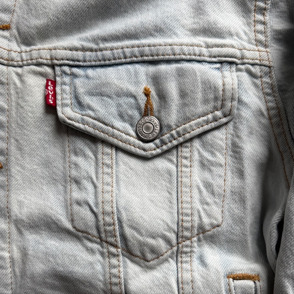 NWT Levi's Light Blue Denim Jacket with Red and Pink Embroidery - Picture 6 of 7